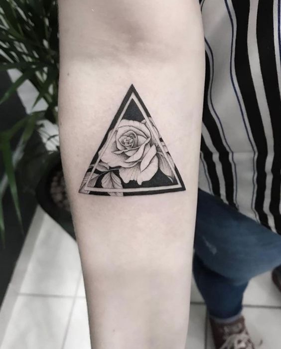 Hình xăm hoa hồng trong tam giác, vị trí cánh tay, phong cách blackwork, độ chi tiết cao, ảnh HD.