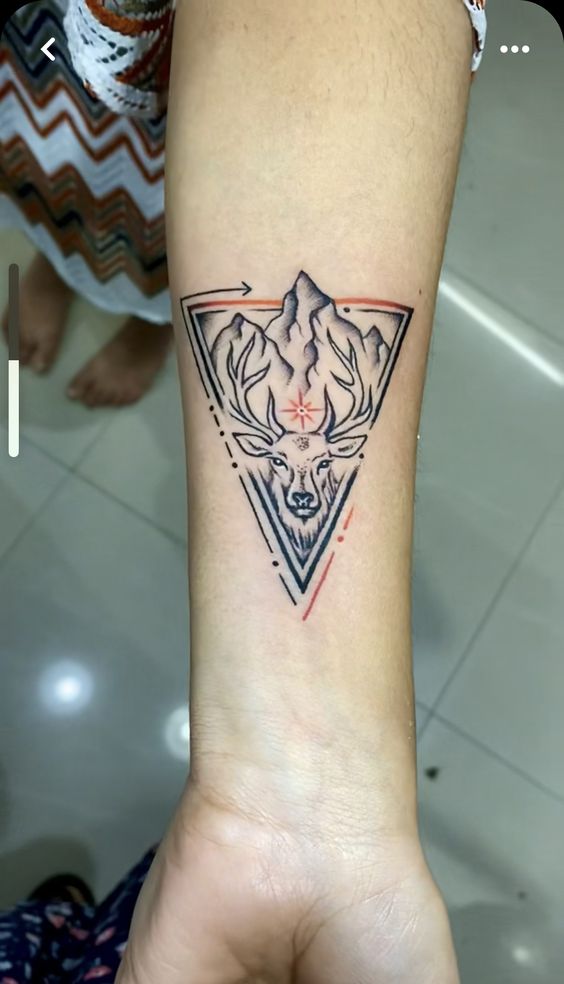Hình xăm hươu cách điệu trên cẳng tay, phong cách hình học, chi tiết tinh tế, độ phân giải cao.
