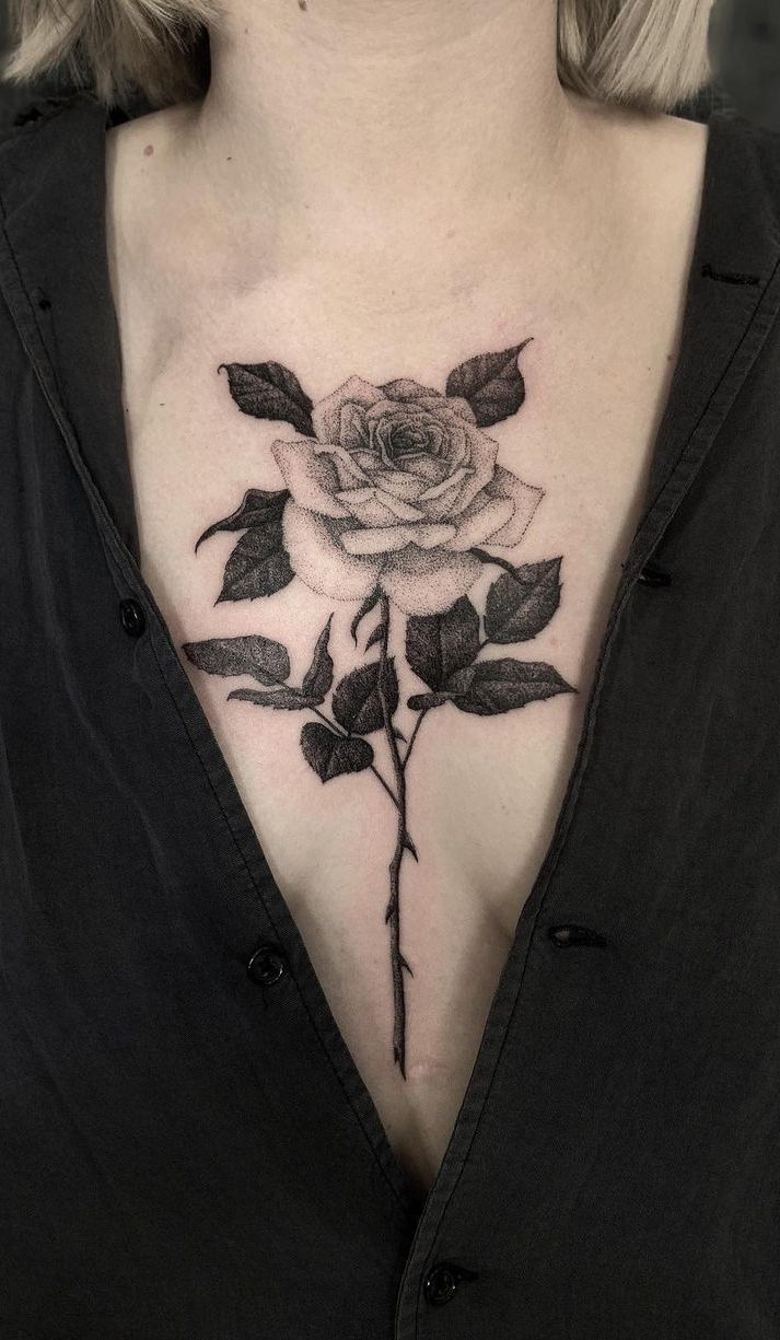 Hình xăm hoa hồng blackwork trên ngực, chi tiết tinh xảo, ảnh HD.