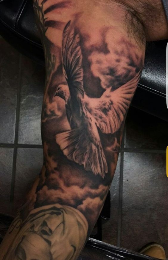Hình xăm chim bồ câu trên cánh tay, phong cách blackwork chi tiết, độ phân giải HD.