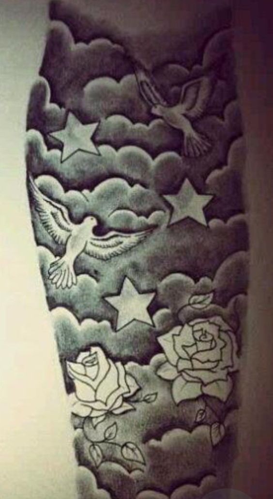 Hình xăm chim và hoa hồng trên cánh tay, phong cách blackwork, độ chi tiết cao, ảnh chất lượng HD.