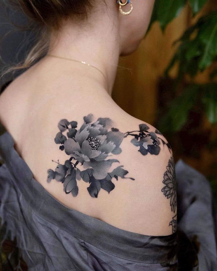 Hình xăm hoa đẹp bí ẩn ở vai Hình xăm hoa phong cách blackwork trên vai, chi tiết rõ nét, ảnh độ phân giải cao.