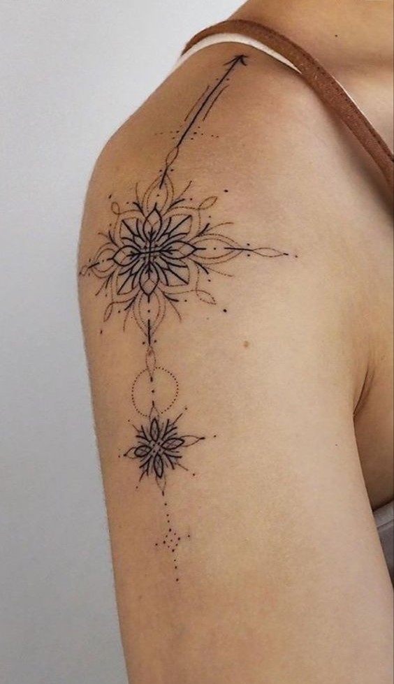 Tattoo hoa họa tiết tuyệt đẹp Hình xăm hoa mandala trên vai, phong cách blackwork, chi tiết tinh xảo, ảnh HD.