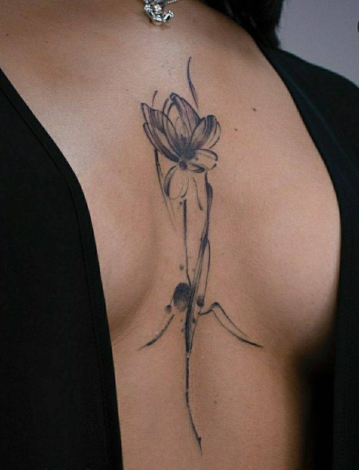 Hình xăm hoa phong cách blackwork trên ngực, chi tiết tinh tế, ảnh HD 964x736.