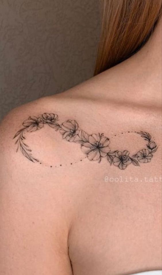 hình xăm bông hoa hình dấu vô cực Hình xăm hoa đen trắng trên vai, phong cách blackwork chi tiết, ảnh HD.