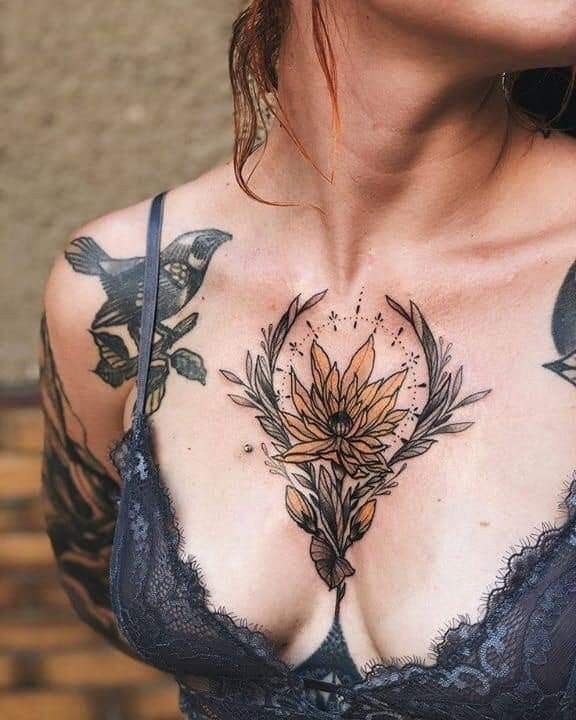 Hình xăm hoa và chim trên ngực, phong cách blackwork kết hợp màu sắc, chi tiết rõ nét, độ phân giải HD.