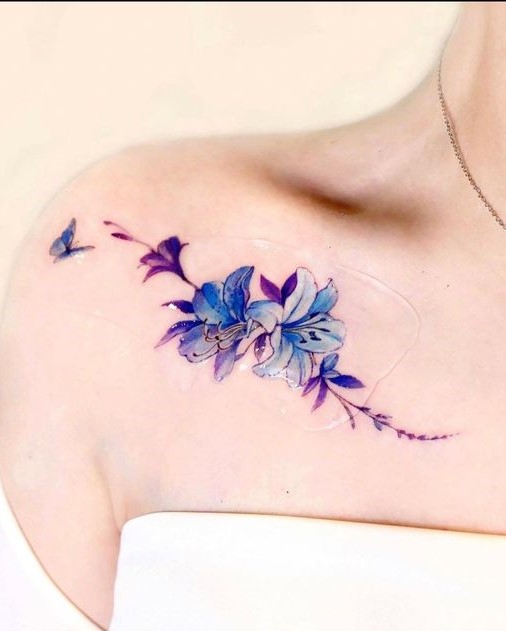 xăm bông hoa màu xanh tím độc đáo Hình xăm hoa phong cách màu nước trên vai, chi tiết tinh tế, độ phân giải HD.