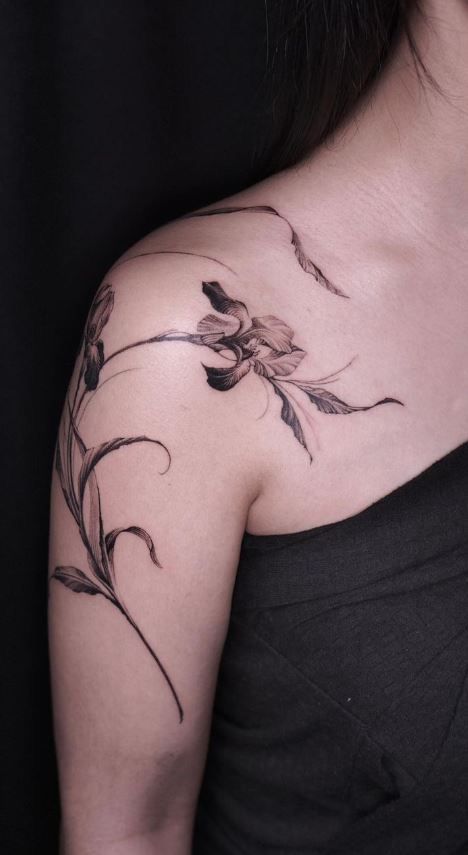Tattoo hoa mộc mạc đầy cuốn hút Hình xăm hoa phong cách blackwork trên vai, chi tiết, ảnh HD.