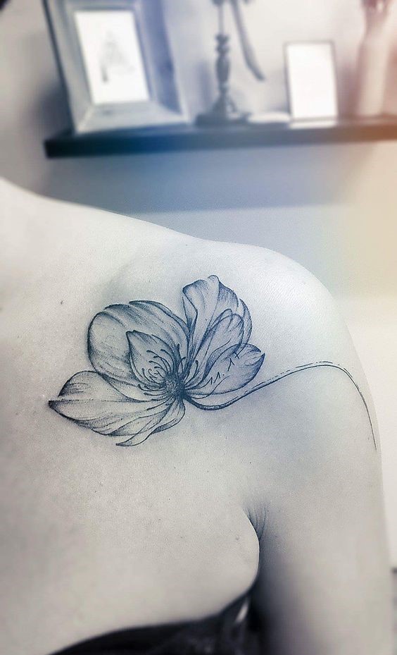 Xăm bông hoa phong cách tối giản Hình xăm hoa trên vai, phong cách blackwork tinh tế, độ phân giải HD.