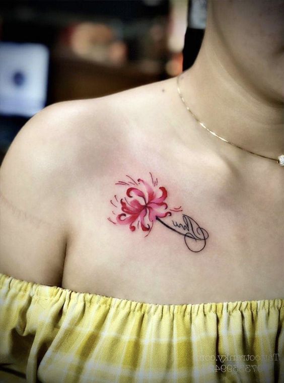 Hình hoa nhỏ xinh nằm giữa vai và ngực Hình xăm hoa mini phong cách màu nước trên vai, chi tiết rõ nét, độ phân giải HD.