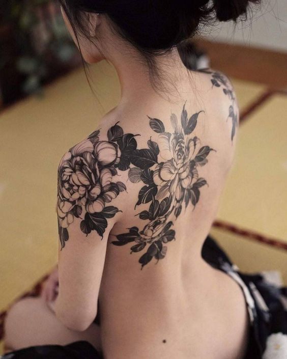 Hình xăm hoa mẫu đơn đen trắng siêu nét Hình xăm hoa peony blackwork trên vai, phong cách cổ điển, chi tiết rõ nét, ảnh HD.