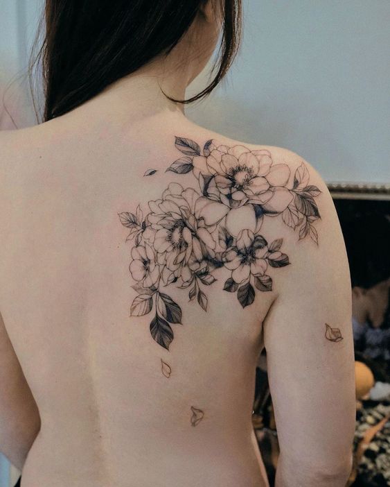 Tattoo bông hoa gợi cảm trên vai Hình xăm hoa phong cách blackwork trên vai, chi tiết rõ nét, ảnh HD.
