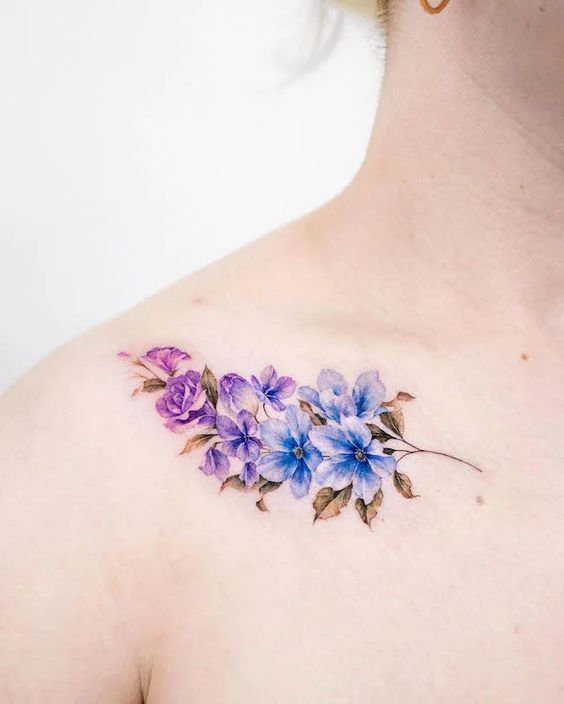Tattoo hoa rực rỡ trên vai Hình xăm hoa màu nước trên vai, phong cách tinh tế, độ phân giải HD.