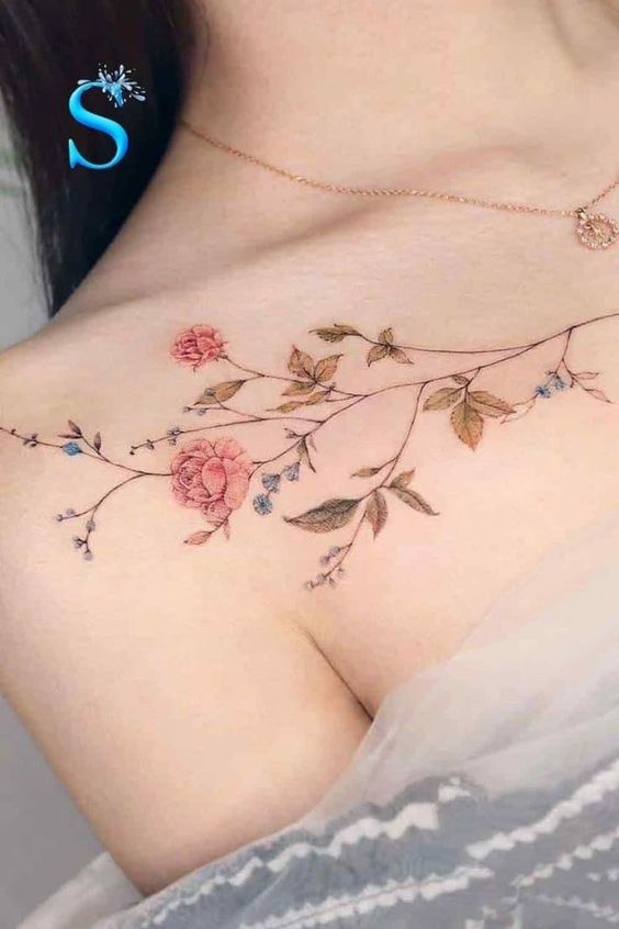 Hình xăm hoa ở vai mang nét dịu dàng Hình xăm hoa màu nước trên vai, phong cách tinh tế, chi tiết cao, độ phân giải HD.