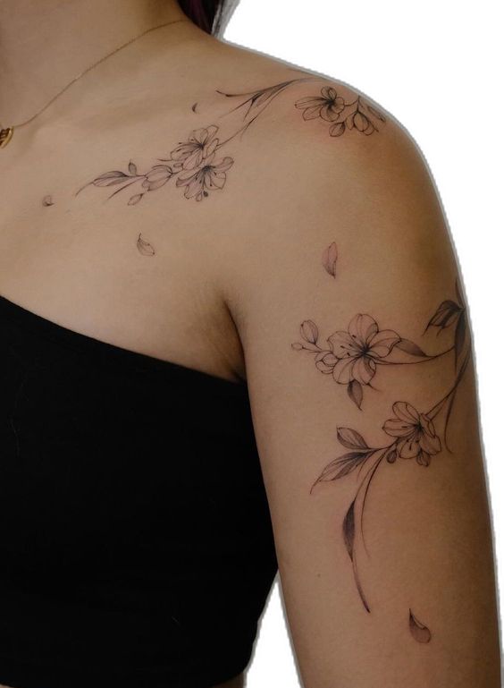 Xăm hoa anh đào đen trắng, ấn tượng Hình xăm hoa trên vai, phong cách blackwork tinh tế, chi tiết rõ nét, độ phân giải HD.
