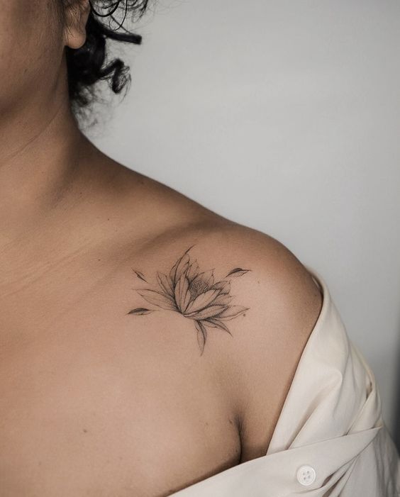 Hình xăm bông hoa ở vai đơn giản Hình xăm hoa sen trên vai, phong cách blackwork, chi tiết tinh tế, ảnh HD.