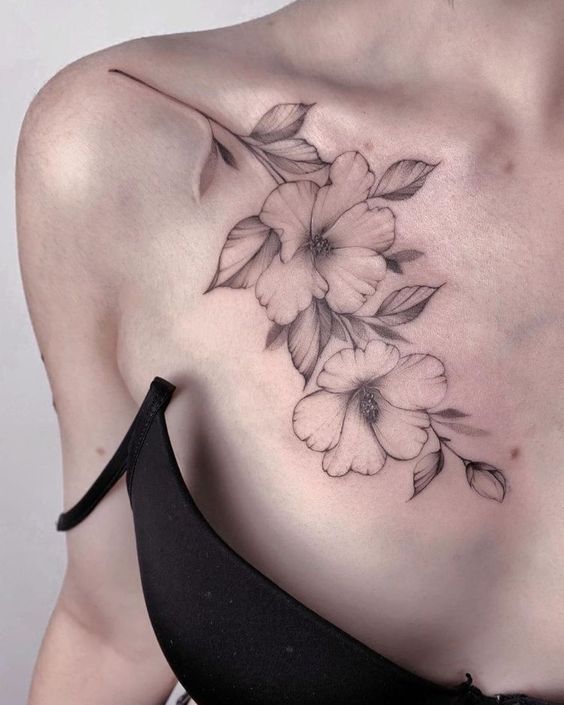 Hình xăm hoa đen trắng cho nữ rất gợi cảm Hình xăm hoa trên vai, phong cách blackwork tinh tế, ảnh HD chi tiết.