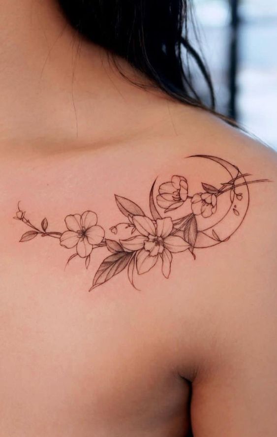 Hình xăm hoa ở vai kết hợp với trăng khuyết Hình xăm hoa và trăng trên vai, phong cách blackwork, chi tiết rõ nét, ảnh HD.
