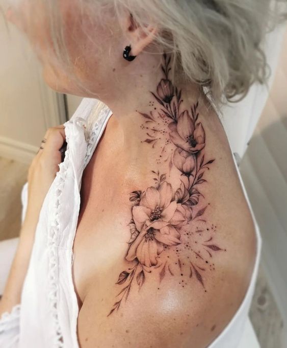 Tattoo hoa trẻ trung cho nữ giới Hình xăm hoa trên vai, phong cách blackwork tinh tế, ảnh HD chi tiết.