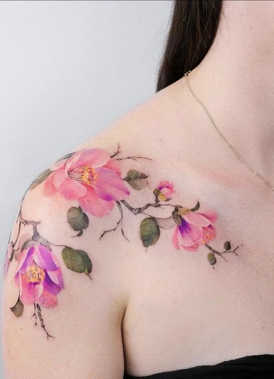 Tattoo bông hoa quyến rũ tại vị trí vai Hình xăm hoa trên vai, phong cách màu nước tinh tế, độ phân giải cao, sắc nét.