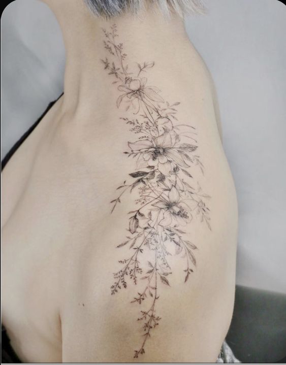 Tattoo hoa sáng tạo trên vai Hình xăm hoa phong cách blackwork trên vai, chi tiết tinh tế, chất lượng HD.