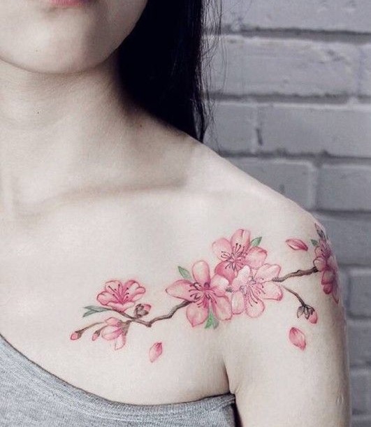 Hình xăm hoa đào với sắc thái tươi sáng ở vai Hình xăm hoa anh đào màu nước trên vai, phong cách tinh tế, độ phân giải HD.