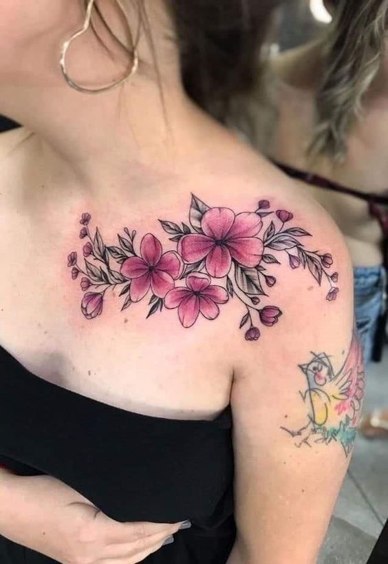 Tattoo hoa và chim rực rỡ sắc màu trên vai Hình xăm hoa hồng trên vai, phong cách màu sắc chi tiết, độ phân giải cao HD.