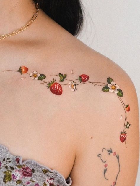 Hình xăm bông hoa và dâu siêu đáng yêu tại vai Hình xăm hoa và dâu tây trên vai, phong cách màu nước chi tiết, độ phân giải HD.