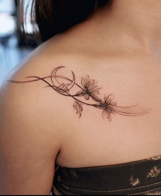 Hình xăm bông hoa và trăng khuyết trên vai Hình xăm hoa trên vai, phong cách blackwork, chi tiết tinh tế, độ phân giải HD.