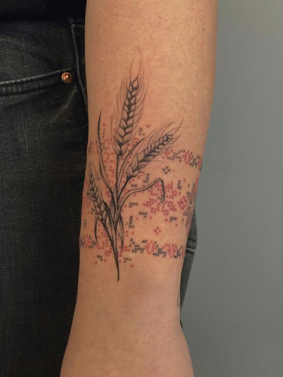 Hình xăm bông lúa nghệ thuật ấn tượng Hình xăm lúa mì phong cách blackwork trên cánh tay, chi tiết cao, độ phân giải HD.