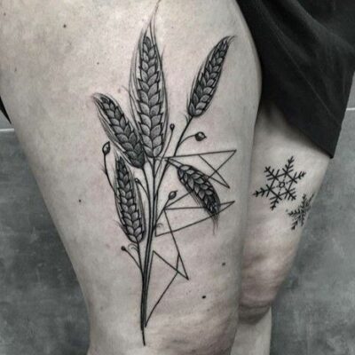 Hình xăm bông lúa cách tân Hình xăm bông lúa phong cách blackwork trên đùi, chi tiết rõ nét, ảnh HD.