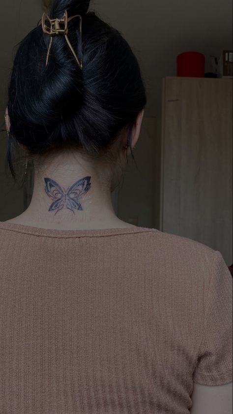 hình xăm bướm mini họa tiết đẹp Hình xăm bướm phong cách blackwork ở sau gáy, chi tiết, ảnh HD.