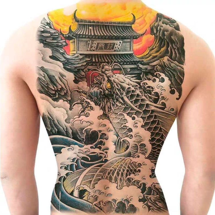 Hình xăm rồng Nhật Bản trên lưng, phong cách cổ điển, chi tiết sắc nét, độ phân giải HD.