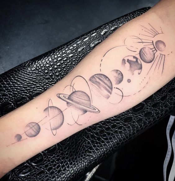 Hình xăm hệ mặt trời trên cánh tay, phong cách blackwork, chi tiết rõ nét, độ phân giải HD.