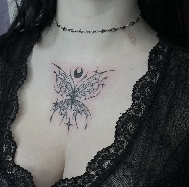 Hình xăm bướm phong cách blackwork trên ngực, chi tiết tinh xảo, độ phân giải HD.