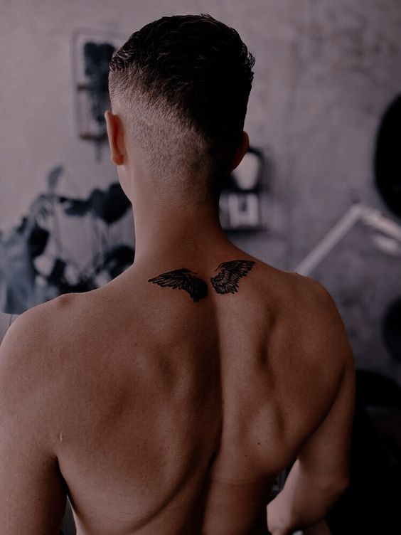 hình xăm cánh chim mini biểu tượng sức mạnh Hình xăm đôi cánh trên lưng, phong cách blackwork, chi tiết, ảnh HD.