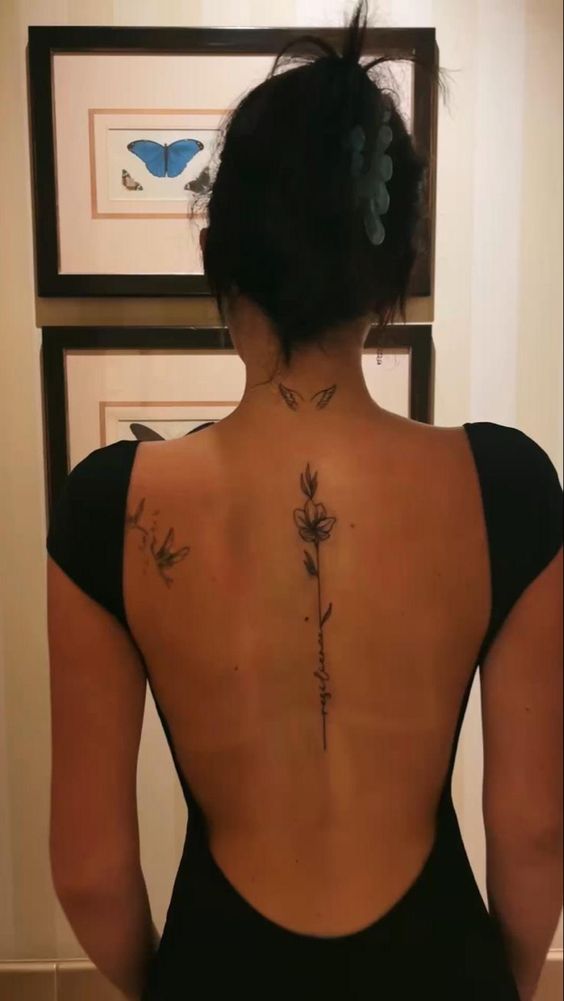 hình xăm cánh chim mini ở gáy cho nữ Hình xăm hoa phong cách blackwork trên lưng, chi tiết tinh tế, độ phân giải HD, phù hợp cho ý tưởng hình xăm tối giản.
