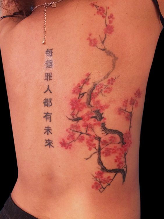 Hình xăm hoa anh đào phong cách màu nước ở lưng, chi tiết, độ phân giải HD.