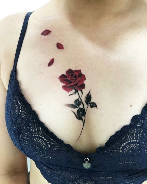 Hình xăm hoa hồng màu nước trên ngực, phong cách tinh tế, độ phân giải HD.