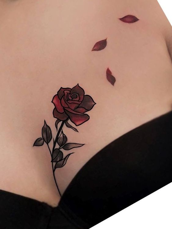 Hình xăm hoa hồng phong cách blackwork trên ngực, chi tiết rõ nét, ảnh HD.