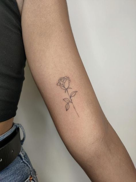 Hình xăm hoa hồng mini trên tay, phong cách blackwork, chi tiết rõ nét, độ phân giải HD.