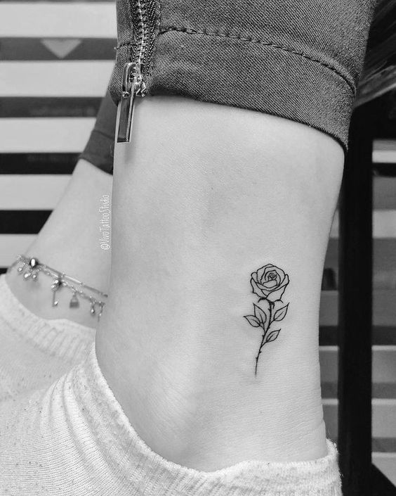Hình xăm hoa hồng mini ở mắt cá chân, phong cách blackwork, ảnh HD chi tiết.
