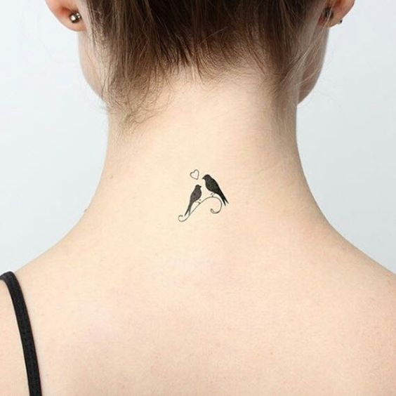 hình xăm cặp chim mini tình yêu ở gáy Hình xăm đôi chim nhỏ sau gáy, phong cách blackwork, chi tiết tối giản, ảnh chất lượng HD.