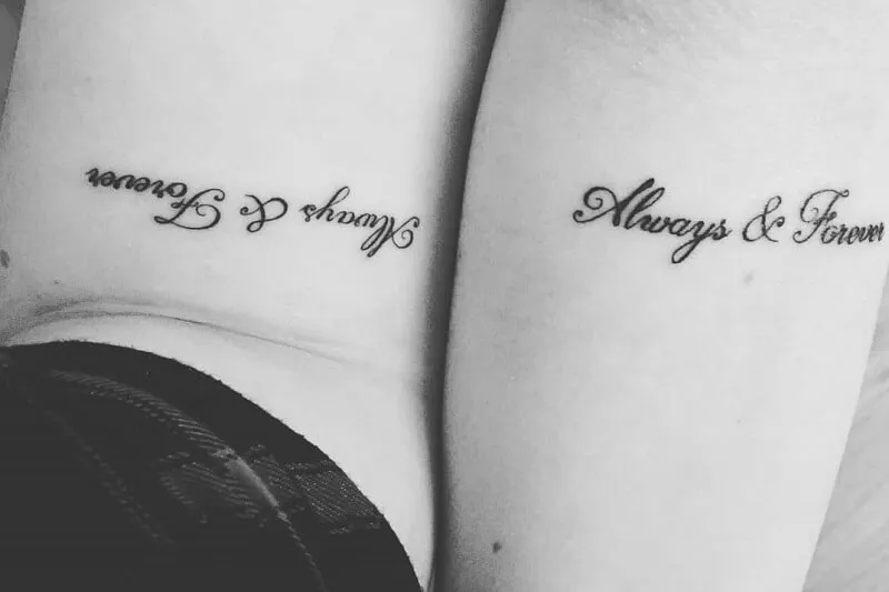 Hình xăm chữ "Always & Forever" phong cách cổ điển trên cánh tay, ảnh đen trắng, độ phân giải HD.