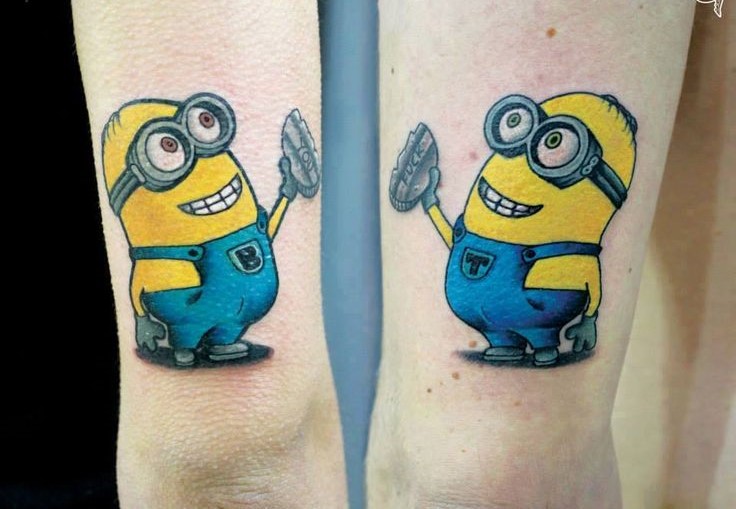 hình xăm cặp minion vui nhộn cho đôi Hình xăm nhân vật hoạt hình trên cánh tay, phong cách màu sắc, chi tiết rõ, độ phân giải HD.