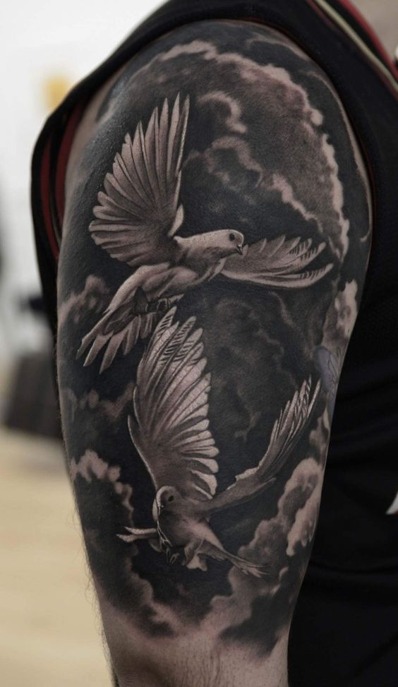 Hình xăm chim trên vai, phong cách blackwork chi tiết, độ phân giải HD.