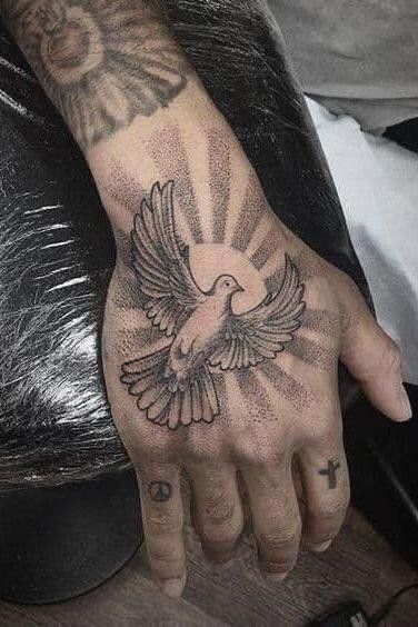 Hình xăm chim bồ câu trên mu bàn tay, phong cách blackwork chi tiết, ảnh HD.