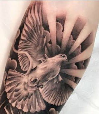 Hình xăm chim bồ câu trên tay, phong cách blackwork chi tiết, độ phân giải HD.