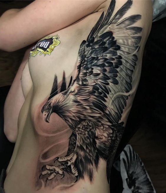 Hình xăm đại bàng trên sườn, phong cách blackwork, chi tiết tinh xảo, độ phân giải HD.