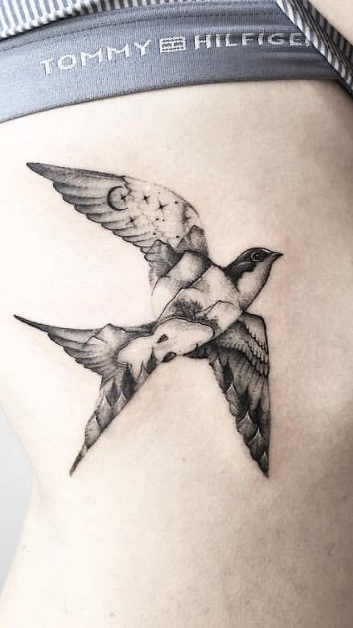 Hình xăm chim én trên eo, phong cách blackwork chi tiết, độ phân giải HD.